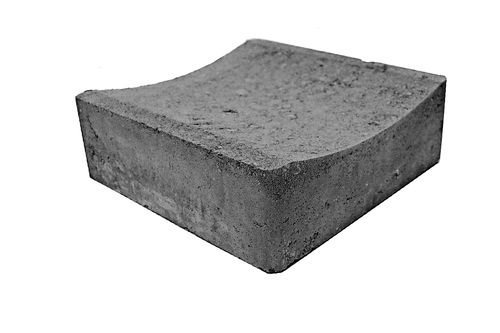 LAKKA betoni kourulaatta (240 mm x 240 mm x 80/65 mm) musta 9,2 kg/kpl
